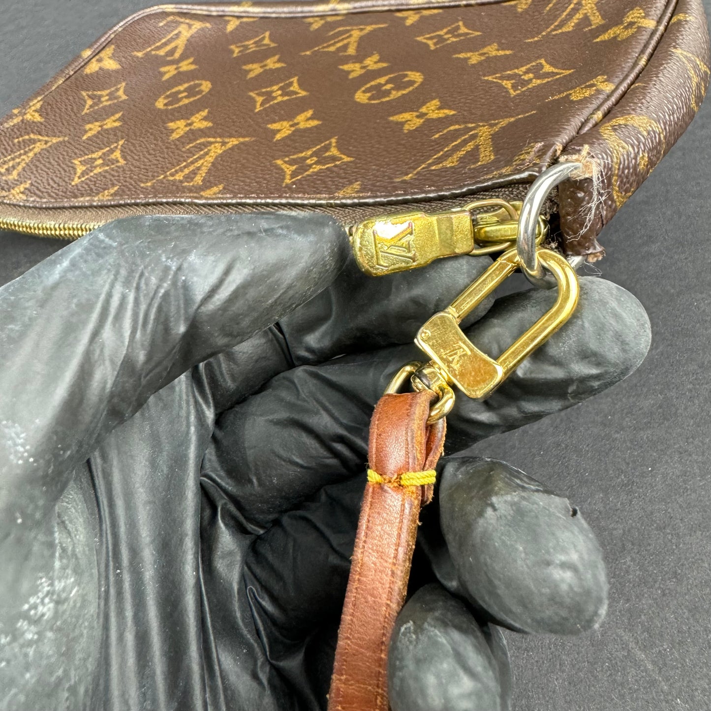 LOUIS VUITTON POCHETTE KURZER SCHULTERIEMEN