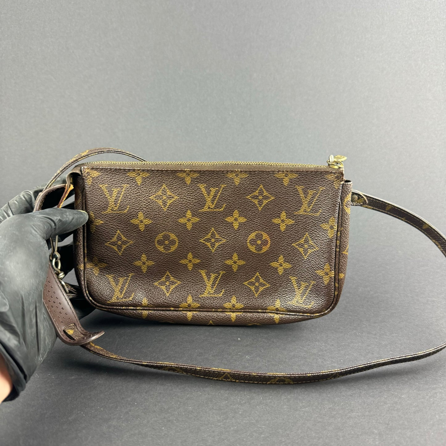 LOUIS VUITTON POCHETTE LANGER SCHULTERRIEMEN