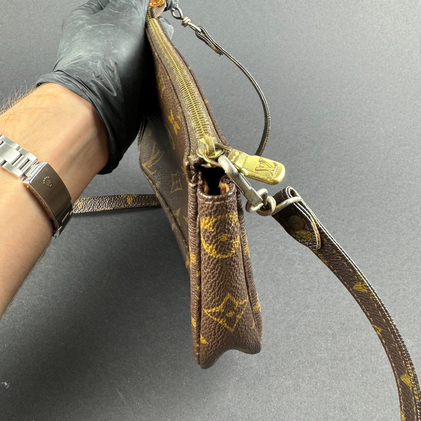 LOUIS VUITTON POCHETTE LANGER SCHULTERRIEMEN