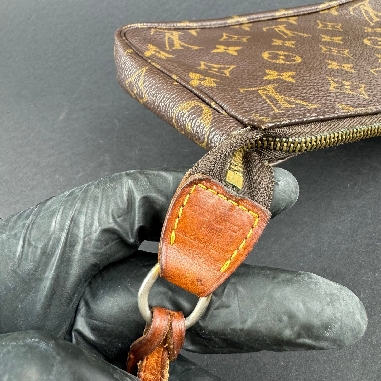 LOUIS VUITTON POCHETTE KURZER SCHULTERIEMEN