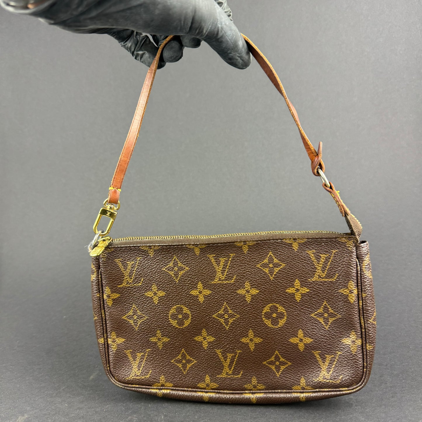 LOUIS VUITTON POCHETTE KURZER SCHULTERIEMEN